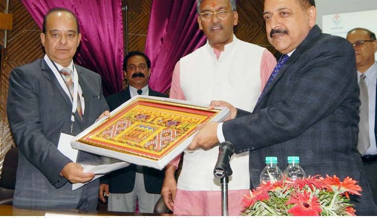 मुख्यमंत्री और डा.जितेन्द्र सिंह ने संयुक्त रूप से किया दीप प्रज्ज्वलित।