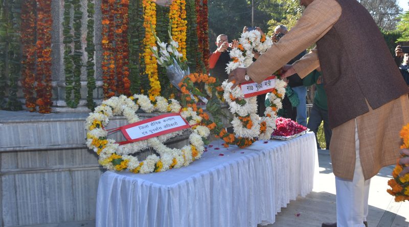The Chief Minister paid floral tribute on memorial of martyrs in Gandhi Park