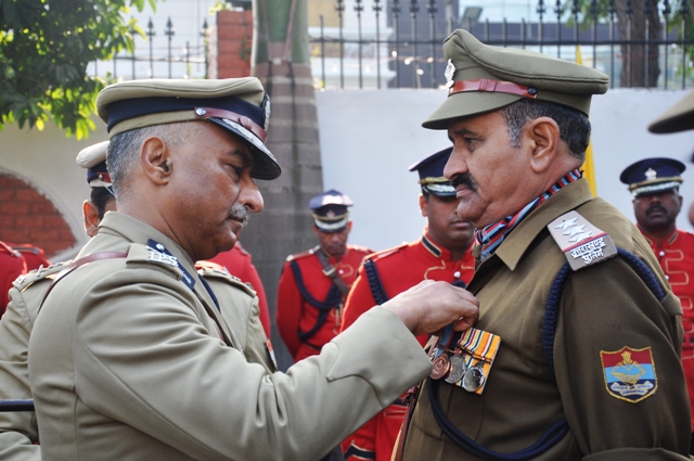 पुलिस मुख्यलय पर ध्वजारोहण कर उत्कृष्ट  सेवा के लिए किया सम्मानित !
