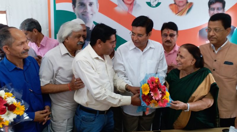 भाजपा के कार्यकर्ताओ के साथ पार्षद ने ली कांग्रेस की सदस्यता!