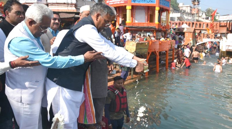 Ashes of former Union Minister Late Ananth Kumar immersed at Har-Ki-Pauri
