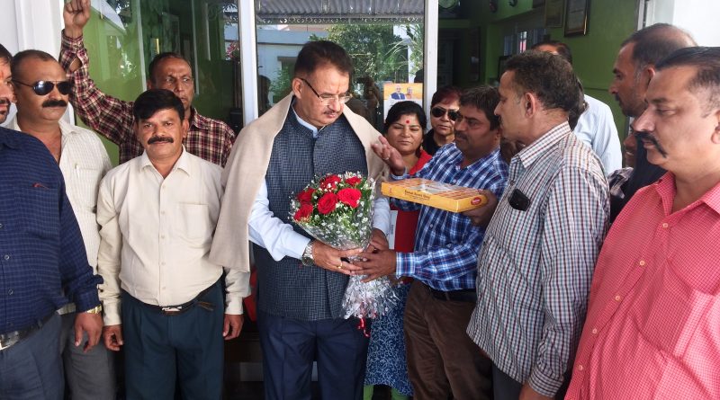 गणेश जोशी का सरहानिये कदम टैक्सी ओनर्स ने किया सम्मानित!