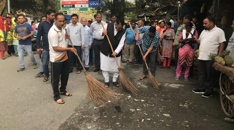 सेवा सप्ताह के प्रथम दिन स्वच्छता अभियान चलाते गणेश जोशी।