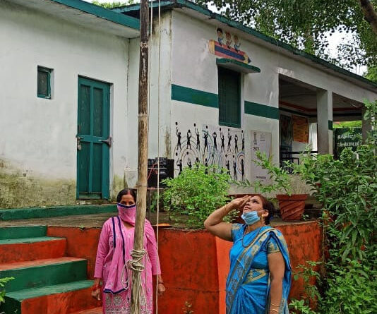 कोरोना गाइड लाइन में शिक्षिका ने किया ध्वजारोहण