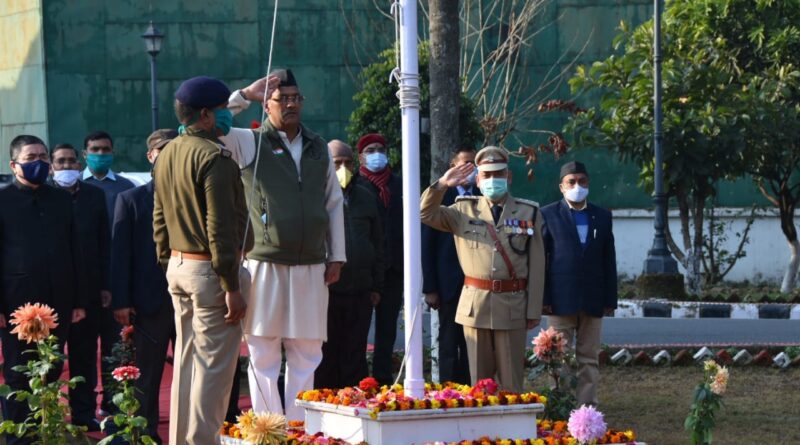 मुख्यमंत्री त्रिवेन्द्र सिंह रावत ने 72वें गणतंत्र दिवस के अवसर पर मुख्यमंत्री आवास में ध्वजारोहण किया।