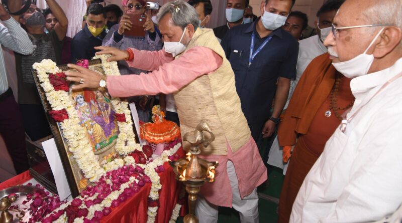 हरिद्वार में साधु संतो का मुख्यमंत्री लिया आशीर्वाद- Chief Minister took blessings of sage saints in Haridwar!