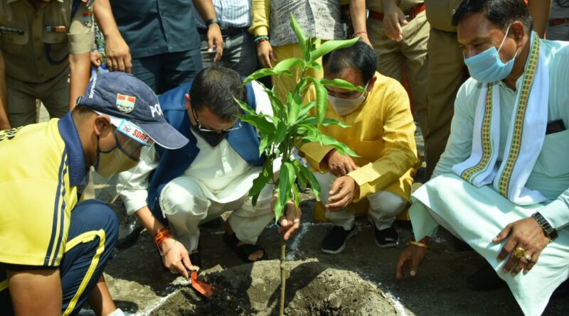 मुख्यमंत्री पुष्कर सिंह धामी ने हरेला पर्व के अवसर पर एस.डी.आर.एफ बटालियन, जौलीग्रांट में वृक्षारोपण किया !