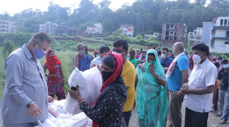 वीर गब्बर सिंह बस्ती में जरूरतमंद लोगों को राशन वितरण करते कैबिनेट मंत्री गणेश जोशी!