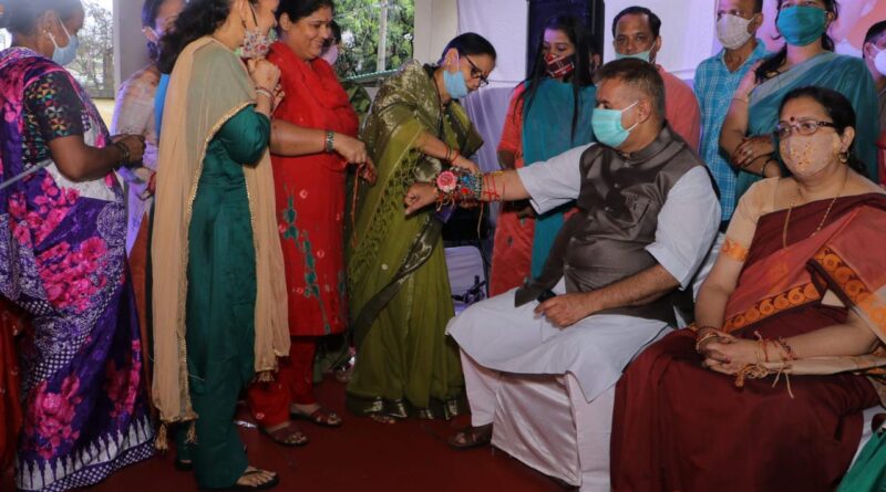 डोभालवाला में आयोजित रक्षाबंधन कार्यक्रम में कैबिनेट मंत्री गणेश जोशी को रक्षा सूत्र बांधती बहनें।
