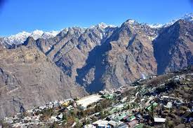 जोशीमठ में प्रशासन-स्थानीय लोगों की बैठक खत्म, मीटिंग में लिया गया ये बड़ा फैसल! उत्तराखंड सरकार ने जोशीमठ में भू-धंसाव के बीच स्थानीय लोगों और प्रशासन के बीच मीटिंग खत्म हो गई है. इसके बाद चमोली जिले डीएम ने कहा है कि प्रभावित परिवारों को अंतरिम तौर पर 1.5 लाख रुपये का मुआवजा दिया जाएगा. उत्तराखंड सरकार ने जोशीमठ में भू-धंसाव से बुरी तरह प्रभावित दो होटलों को गिराने की तैयारी कर ली है, लेकिन इसको लेकर संपत्ति मालिकों और स्थानीय लोगों का विरोध प्रदर्शन जारी है. इस बीच बुधवार को प्रशासन और स्थानीय लोगों की बैठक हुई और मीटिंग में डेंजर जोन में आने वाले घरों को गिराने को लेकर चर्चा हुई. इस दौरान अधिकारियों ने कहा कि फिलहाल क्षतिग्रस्त होटल गिराए जाएंगे. बता दें कि प्रभावित मकानों की संख्या बढ़कर 723 से अधिक हो गई है. प्रभावित परिवारों को 1.5 लाख अंतरिम मुआवजा स्थानीय लोगों और प्रशासन के बीच मीटिंग खत्म हो गई है. इसके बाद चमोली जिले डीएम ने कहा है कि प्रभावित परिवारों को अंतरिम तौर पर 1.5 लाख रुपये का मुआवजा दिया जाएगा. उन्होंने कहा कि जोशीमठ के लिए राहत पैकेज का ऐलान जल्द किया जाएगा. इसके साथ ही उन्होंने कहा कि पिछले 2 दिनों से ज्यादा दरारें नहीं आई हैं और हालात जल्द सामान्य होने की उम्मीद है. जोशीमठ पर बैठक के बाद बोले जिलाधिकारी 'प्रभावित परिवारों को अंतरिम तौर पर 1.5 लाख का मुआवजा; जल्द होगा राहत पैकेज का ऐलान' | चमोली के जिलाधिकारी हिमांशु खुराना ने बताया कि आपदा अधिनियम के तहत जान-माल की सुरक्षा को देखते हुए होटलों को डिसमेंटलॉ करने का निर्णय लिया गया है. यदि ऐसा नहीं किया जाता तो आसपास के आवासीय भवनों और हाईवे को क्षति पहुंच सकती है. साथ ही बिजली और पेयजल की लाइनों को भी नुकसान पहुंच सकता है. अभी फाइनल बातचीत नहीं हुई है प्रशासन के साथ मीटिंग में शामिल जोशीमठ के प्रभावित परिवारों ने बताया कि अभी कोई फाइनल बातचीत नहीं हुई है. एक बार फिर से बातचीत होगी. प्रशासन ने हमारी बात ध्यान से सुनी है, हम होटल गिराने को तैयार हैं, लेकिन बस हमें मुआवजा मिल जाए. आइडिया फॉर न्यूज़ के लिए देहरादून से अमित सूंघ नेगी की रिपोर्ट।