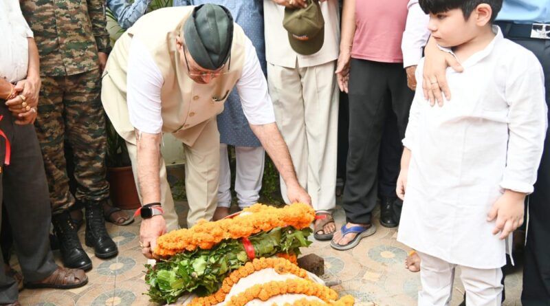 सैनिक कल्याण मंत्री गणेश जोशी ने भारतीय वायुसेना के विंग कमांडर अनुपम गुसाईं के पार्थिव शरीर पर पुष्प चक्र अर्पित कर दी श्रद्धांजलि।