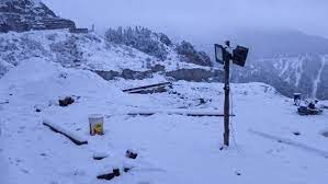 उत्तराखंड : लंबे समय बाद औली में हुई बर्फबारी, बर्फ से सफ़ेद हुईं देवभूमि की वादियां