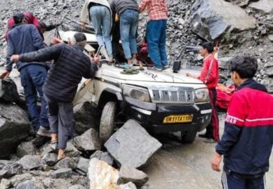 रुद्रप्रयाग में भारी बारिश आफत बनकर टूट रही! वाहन के ऊपर गिरा भारी बोल्डर, 2 की मौत रुद्रप्रयाग में भारी बारिश आफत बनकर टूट रही! वाहन के ऊपर गिरा भारी बोल्डर, 2 की मौत