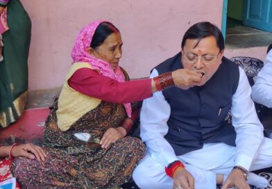 लोकपर्व इगास पर रुद्रप्रयाग के आपदा प्रभावित परिवारों के बीच पहुँचे मुख्यमंत्री पुष्कर सिंह धामी ,मुख्यमंत्री ने किया आपदा प्रभावित क्षेत्र भौंर का स्थलीय निरीक्षण,मुख्यमंत्री ने प्रभावितों के साथ किया भोजन, कहा—राज्य सरकार हर संकट की घड़ी में जनता के साथ खड़ी है