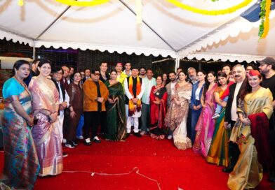 लोकपर्व इगास के शुभ अवसर पर कलाकारों ने मुख्यमंत्री पुष्कर सिंह धामी से की मुलाकात