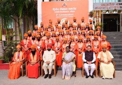 राष्ट्रपति  द्रौपदी मुर्मु ने पतंजलि विश्वविद्यालय हरिद्वार के द्वितीय दीक्षांत समारोह में स्वर्ण पदक प्राप्त विद्यार्थियों को किया सम्मानित 