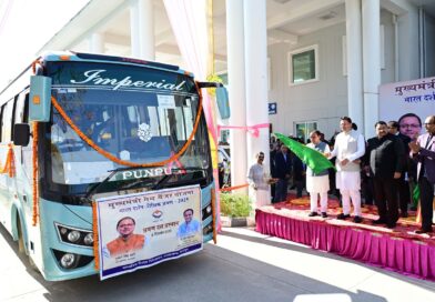 मुख्यमंत्री पुष्कर सिंह धामी ने टॉपर छात्र – छात्राओं के दल को “भारत दर्शन शैक्षिक भ्रमण” पर रवाना किया मुख्यमंत्री पुष्कर सिंह धामी ने टॉपर छात्र – छात्राओं के दल को “भारत दर्शन शैक्षिक भ्रमण” पर रवाना किया