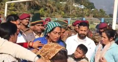 शहीद हवलदार गजेंद्र सिंह गढ़िया को नम आंखों से अंतिम विदाई: सरयू-खीरगंगा संगम पर सैन्य सम्मान के साथ हुआ अंतिम संस्कार शहीद हवलदार गजेंद्र सिंह गढ़िया को नम आंखों से अंतिम विदाई: सरयू-खीरगंगा संगम पर सैन्य सम्मान के साथ हुआ अंतिम संस्कार