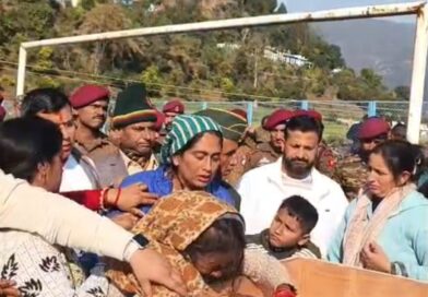 शहीद हवलदार गजेंद्र सिंह गढ़िया को नम आंखों से अंतिम विदाई: सरयू-खीरगंगा संगम पर सैन्य सम्मान के साथ हुआ अंतिम संस्कार शहीद हवलदार गजेंद्र सिंह गढ़िया को नम आंखों से अंतिम विदाई: सरयू-खीरगंगा संगम पर सैन्य सम्मान के साथ हुआ अंतिम संस्कार