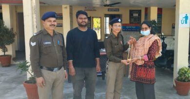 ईमानदारी और फर्ज की मिसाल: रानीपोखरी में बच्चों को मिला 7 लाख का सोने का हार, दून पुलिस ने असली मालिक को सौंपा ईमानदारी और फर्ज की मिसाल: रानीपोखरी में बच्चों को मिला 7 लाख का सोने का हार, दून पुलिस ने असली मालिक को सौंपा