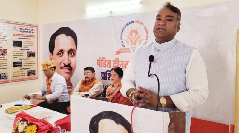 प्रधानमंत्री मोदी के देहरादून रोड शो को लेकर भाजपा ने झोंकी ताकत, महानगर की सभी विधानसभाओं में हुई रणनीतिक बैठकें प्रधानमंत्री मोदी के देहरादून रोड शो को लेकर भाजपा ने झोंकी ताकत, महानगर की सभी विधानसभाओं में हुई रणनीतिक बैठकें