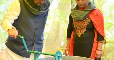 ​कृषि मंत्री गणेश जोशी ने अपने आवास पर निकाला शहद; बोले- 90% तक अनुदान देकर मधुमक्खी पालन को बढ़ावा दे रही सरकार