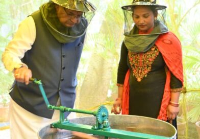 ​कृषि मंत्री गणेश जोशी ने अपने आवास पर निकाला शहद; बोले- 90% तक अनुदान देकर मधुमक्खी पालन को बढ़ावा दे रही सरकार