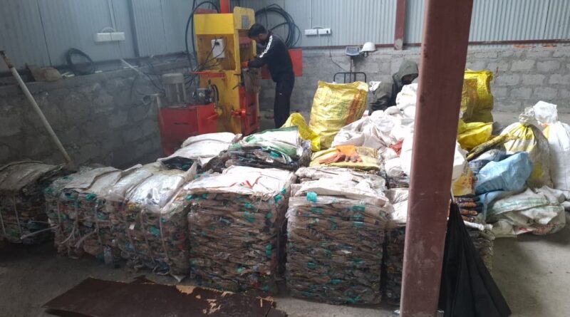 केदारनाथ में एक सप्ताह में जमा किया एक हजार किलो प्लास्टिक वेस्ट,ग्रीन चारधाम यात्रा के लिए मुख्यमंत्री पुष्कर सिंह धामी की पहल रंग लाई एकत्रित कचरे को 15 श्रेणियों में बांटा गया, एकत्रित्र कचरे से होगी नगर पंचायत की कमाई