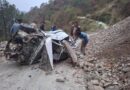 अल्मोड़ा, भिकियासैंण में दर्दनाक सड़क हादसा, गहरी खाई में वाहन गिरने से तीन लोगों की मौत।