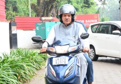 पीएम मोदी के आह्वान पर कृषि मंत्री गणेश जोशी की नई पहल, दोपहिया वाहन से पहुंचे कैंप कार्यालय।