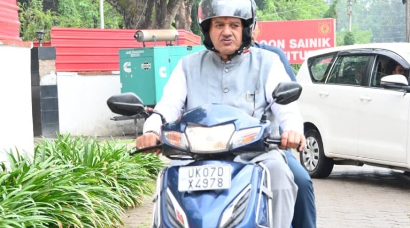 पीएम मोदी के आह्वान पर कृषि मंत्री गणेश जोशी की नई पहल, दोपहिया वाहन से पहुंचे कैंप कार्यालय।