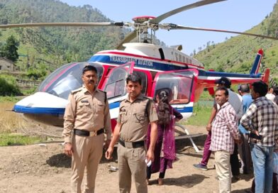केदारनाथ से देहरादून जा रहे हेलीकॉप्टर की टिहरी में इमरजेंसी लैंडिंग, सभी यात्री सुरक्षित केदारनाथ से देहरादून जा रहे हेलीकॉप्टर की टिहरी में इमरजेंसी लैंडिंग, सभी यात्री सुरक्षित