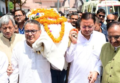 शोक में डूबा उत्तराखंड: भाजपा कार्यालय पहुंचे मेजर जनरल खंडूड़ी के पार्थिव शरीर को सीएम धामी और दिग्गजों ने दी श्रद्धांजलि। शोक में डूबा उत्तराखंड: भाजपा कार्यालय पहुंचे मेजर जनरल खंडूड़ी के पार्थिव शरीर को सीएम धामी और दिग्गजों ने दी श्रद्धांजलि।
