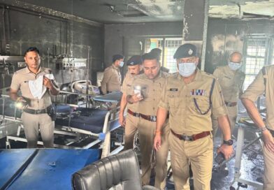 देहरादून में बड़ा हादसा: अस्पताल के ICU में AC ब्लास्ट, धुएं के बीच देवदूत बनी पुलिस; 1 बुजुर्ग महिला की मौत, कई घायल देहरादून में बड़ा हादसा: अस्पताल के ICU में AC ब्लास्ट, धुएं के बीच देवदूत बनी पुलिस; 1 बुजुर्ग महिला की मौत, कई घायल