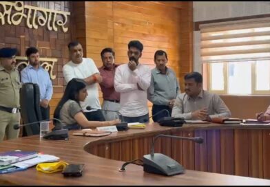 गुलदार के आतंक से निजात की मांग: पौड़ी जनता दरबार में गूंजा बच्चों की सुरक्षा का मुद्दा, डीएम ने दिए सख्त निर्देश गुलदार के आतंक से निजात की मांग: पौड़ी जनता दरबार में गूंजा बच्चों की सुरक्षा का मुद्दा, डीएम ने दिए सख्त निर्देश