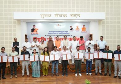 मुख्यमंत्री धामी ने 221 युवाओं को सौंपे नियुक्ति पत्र; कहा- साढ़े चार साल में 33 हजार से अधिक युवाओं को मिली सरकारी नौकरी मुख्यमंत्री धामी ने 221 युवाओं को सौंपे नियुक्ति पत्र; कहा- साढ़े चार साल में 33 हजार से अधिक युवाओं को मिली सरकारी नौकरी
