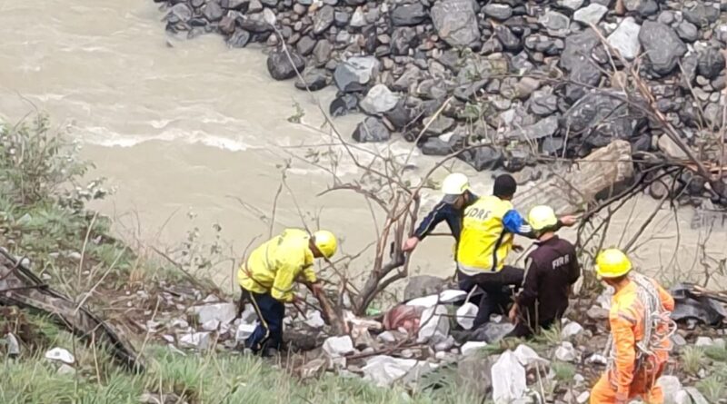 चमोली हादसा: हेलंग के पास 200 मीटर गहरी खाई में गिरा ट्रक, नेपाली मूल के चालक की मौत; SDRF ने निकाला शव चमोली हादसा: हेलंग के पास 200 मीटर गहरी खाई में गिरा ट्रक, नेपाली मूल के चालक की मौत; SDRF ने निकाला शव
