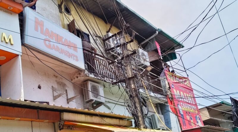 देहरादून: पलटन बाजार के कपड़ा गोदाम में लगी भीषण आग, मची अफरा-तफरी; 4 दमकल वाहनों ने पाया काबू देहरादून: पलटन बाजार के कपड़ा गोदाम में लगी भीषण आग, मची अफरा-तफरी; 4 दमकल वाहनों ने पाया काबू