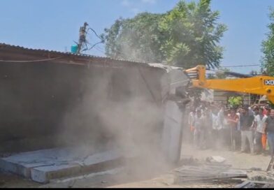 विकासनगर: सहसपुर के बैरागीवाला में भारी तनाव, बीजेपी कार्यकर्ता की मौत के बाद आरोपी के घरों पर चला ‘बुल्डोजर’; पुलिस पर पथराव विकासनगर: सहसपुर के बैरागीवाला में भारी तनाव, बीजेपी कार्यकर्ता की मौत के बाद आरोपी के घरों पर चला ‘बुल्डोजर’; पुलिस पर पथराव