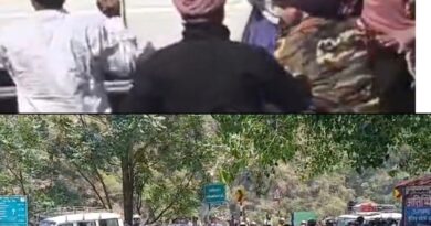 चारधाम यात्रा के बीच कर्णप्रयाग में बवाल: स्कूटी की टक्कर के बाद सिख यात्रियों ने निकाली तलवारें, 5 घायल, एक एयरलिफ्ट चारधाम यात्रा के बीच कर्णप्रयाग में बवाल: स्कूटी की टक्कर के बाद सिख यात्रियों ने निकाली तलवारें, 5 घायल, एक एयरलिफ्ट