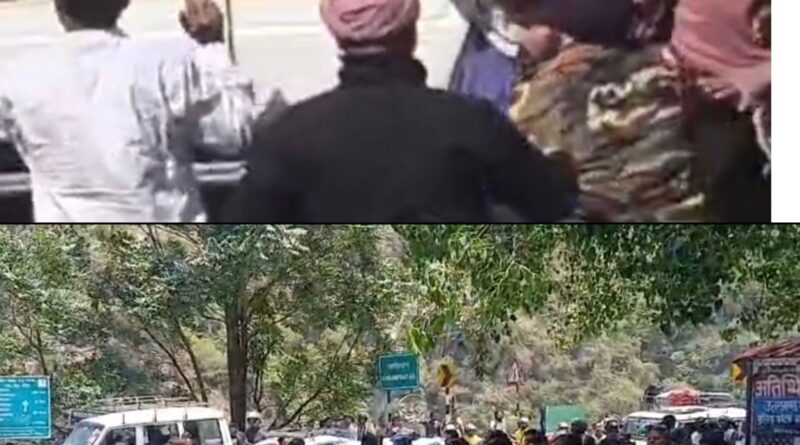 चारधाम यात्रा के बीच कर्णप्रयाग में बवाल: स्कूटी की टक्कर के बाद सिख यात्रियों ने निकाली तलवारें, 5 घायल, एक एयरलिफ्ट चारधाम यात्रा के बीच कर्णप्रयाग में बवाल: स्कूटी की टक्कर के बाद सिख यात्रियों ने निकाली तलवारें, 5 घायल, एक एयरलिफ्ट