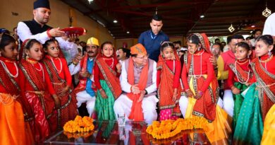देवीधुरा में फलों-फूलों से बरसी बग्वाल, ऐतिहासिक पाषाण युद्ध के साक्षी बने लाखों श्रद्धालु देवीधुरा में फलों-फूलों से बरसी बग्वाल, ऐतिहासिक पाषाण युद्ध के साक्षी बने लाखों श्रद्धालु