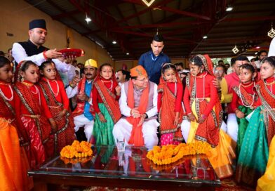 देवीधुरा में फलों-फूलों से बरसी बग्वाल, ऐतिहासिक पाषाण युद्ध के साक्षी बने लाखों श्रद्धालु देवीधुरा में फलों-फूलों से बरसी बग्वाल, ऐतिहासिक पाषाण युद्ध के साक्षी बने लाखों श्रद्धालु