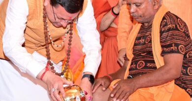 पुष्पवर्षा और चरण प्रक्षालन के साथ देवभूमि ने किया शिवभक्त कांवड़ियों का अभिनंदन,मुख्यमंत्री ने स्वास्थ्य सेवा शिविर का किया शुभारंभ, श्रद्धालुओं को अपने हाथों से परोसा भोजन पुष्पवर्षा और चरण प्रक्षालन के साथ देवभूमि ने किया शिवभक्त कांवड़ियों का अभिनंदन,मुख्यमंत्री ने स्वास्थ्य सेवा शिविर का किया शुभारंभ, श्रद्धालुओं को अपने हाथों से परोसा भोजन