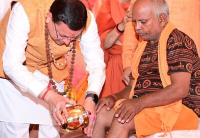 पुष्पवर्षा और चरण प्रक्षालन के साथ देवभूमि ने किया शिवभक्त कांवड़ियों का अभिनंदन,मुख्यमंत्री ने स्वास्थ्य सेवा शिविर का किया शुभारंभ, श्रद्धालुओं को अपने हाथों से परोसा भोजन पुष्पवर्षा और चरण प्रक्षालन के साथ देवभूमि ने किया शिवभक्त कांवड़ियों का अभिनंदन,मुख्यमंत्री ने स्वास्थ्य सेवा शिविर का किया शुभारंभ, श्रद्धालुओं को अपने हाथों से परोसा भोजन