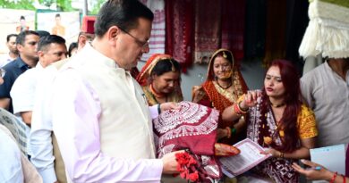 राष्ट्रीय हथकरघा दिवस पर मुख्यमंत्री धामी ने उत्कृष्ट बुनकरों और हस्तशिल्प कारीगरों को किया सम्मानित