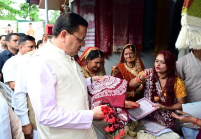राष्ट्रीय हथकरघा दिवस पर मुख्यमंत्री धामी ने उत्कृष्ट बुनकरों और हस्तशिल्प कारीगरों को किया सम्मानित