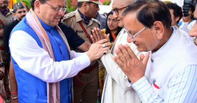 स्वतंत्रता दिवस पर मुख्यमंत्री पुष्कर सिंह धामी ने परेड ग्राउंड में किया ध्वजारोहण स्वतंत्रता दिवस पर मुख्यमंत्री पुष्कर सिंह धामी ने परेड ग्राउंड में किया ध्वजारोहण