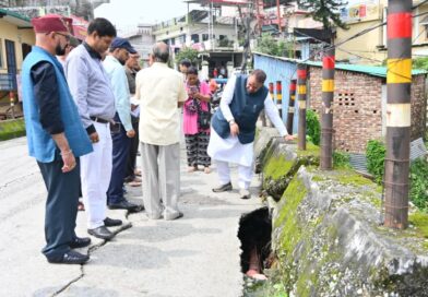 कैबिनेट मंत्री गणेश जोशी ने मंदाकिनी विहार में क्षतिग्रस्त पुल का किया निरीक्षण, 1 सप्ताह में नए पुल की DPR बनाने के दिए निर्देश