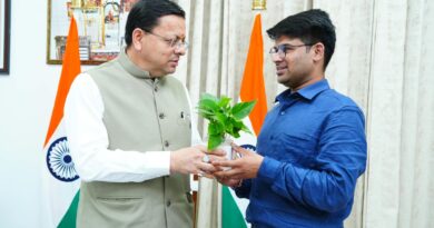 फ्लाइंग कार बनाने वाले रवि टमटा से मिले सीएम धामी, स्टार्टअप को सरकारी मदद के निर्देश फ्लाइंग कार बनाने वाले रवि टमटा से मिले सीएम धामी, स्टार्टअप को सरकारी मदद के निर्देश